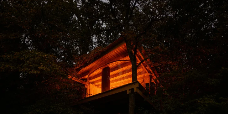 Romantika s výhľadom na ovčiu pastvinu: treehouse s krásnym krbom len pre vás dvoch