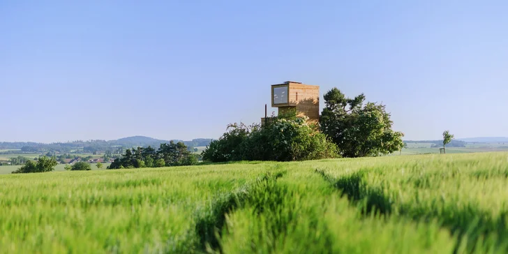 Jednoduchá drevostavba uprostred prírody: romantika s krbom a výhľadom do krajiny