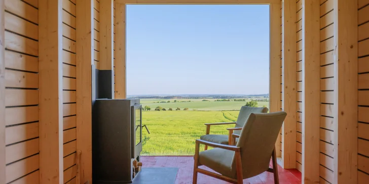 Jednoduchá drevostavba uprostred prírody: romantika s krbom a výhľadom do krajiny