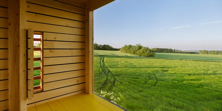 Jednoduchá drevostavba uprostred prírody: romantika s krbom a výhľadom do krajiny