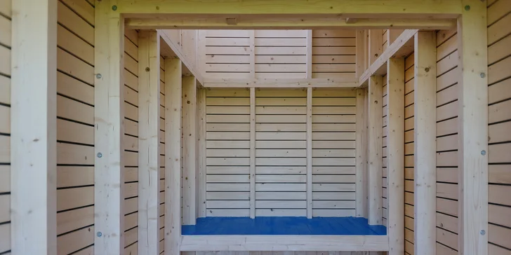 Jednoduchá drevostavba uprostred prírody: romantika s krbom a výhľadom do krajiny