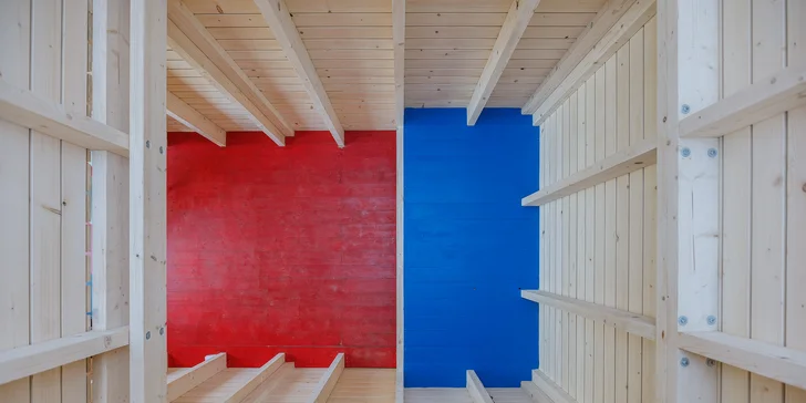 Jednoduchá drevostavba uprostred prírody: romantika s krbom a výhľadom do krajiny