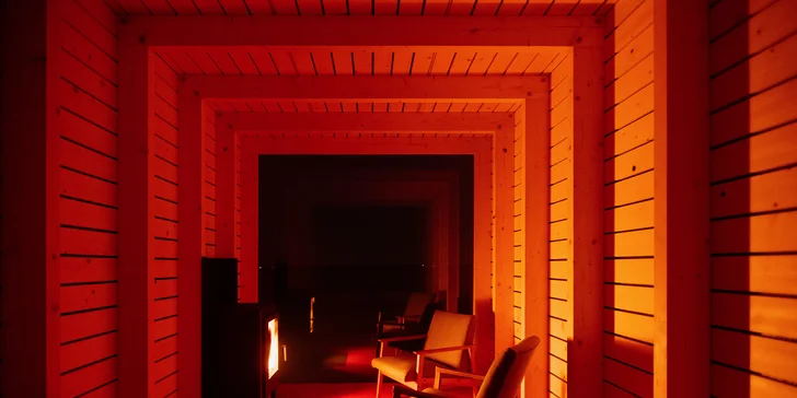 Jednoduchá drevostavba uprostred prírody: romantika s krbom a výhľadom do krajiny