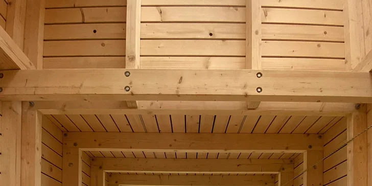 Jednoduchá drevostavba uprostred prírody: romantika s krbom a výhľadom do krajiny