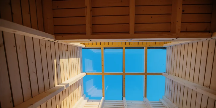 Jednoduchá drevostavba uprostred prírody: romantika s krbom a výhľadom do krajiny