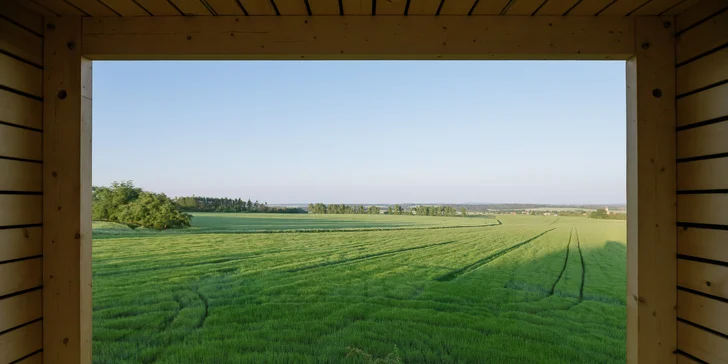 Jednoduchá drevostavba uprostred prírody: romantika s krbom a výhľadom do krajiny