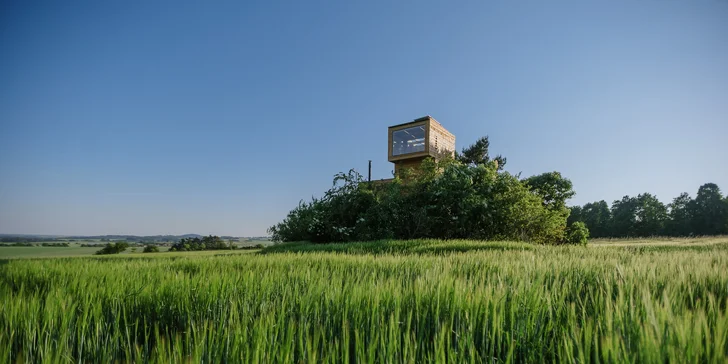 Jednoduchá drevostavba uprostred prírody: romantika s krbom a výhľadom do krajiny