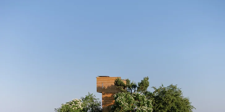 Jednoduchá drevostavba uprostred prírody: romantika s krbom a výhľadom do krajiny