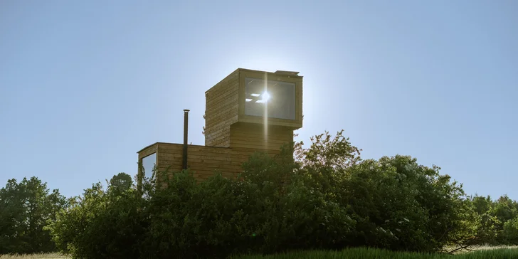 Jednoduchá drevostavba uprostred prírody: romantika s krbom a výhľadom do krajiny