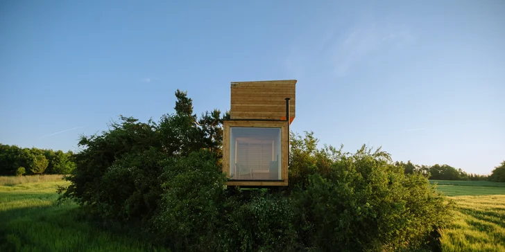 Jednoduchá drevostavba uprostred prírody: romantika s krbom a výhľadom do krajiny