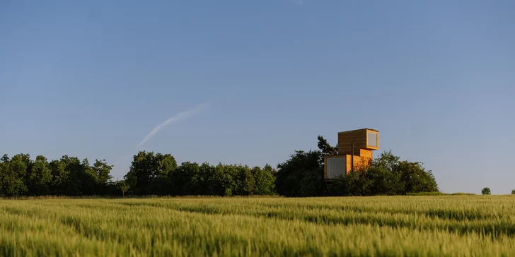 Jednoduchá drevostavba uprostred prírody: romantika s krbom a výhľadom do krajiny