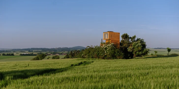 Jednoduchá drevostavba uprostred prírody: romantika s krbom a výhľadom do krajiny