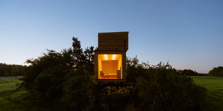 Jednoduchá drevostavba uprostred prírody: romantika s krbom a výhľadom do krajiny