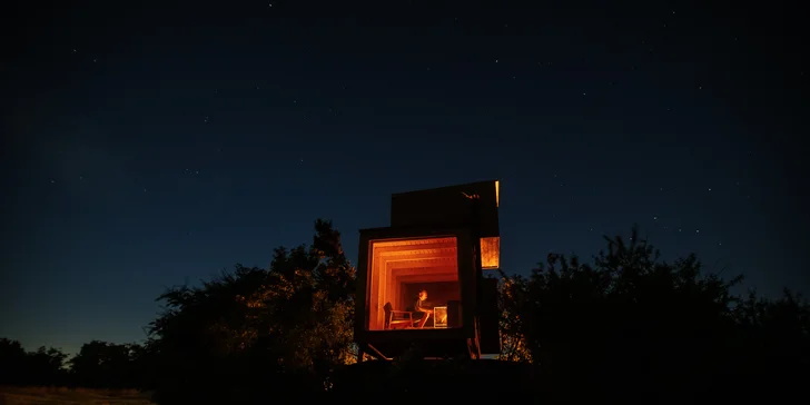 Jednoduchá drevostavba uprostred prírody: romantika s krbom a výhľadom do krajiny