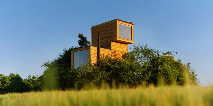 Jednoduchá drevostavba uprostred prírody: romantika s krbom a výhľadom do krajiny