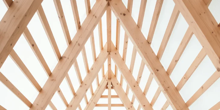 Romantika ako trám: útulňa so saunou na brehu Jizery