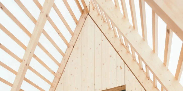 Romantika ako trám: útulňa so saunou na brehu Jizery