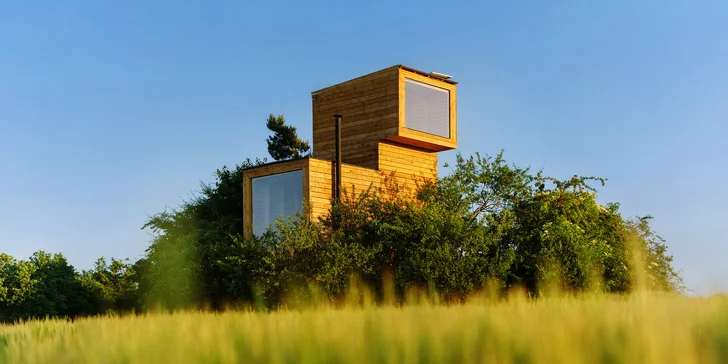 Jednoduchá drevostavba uprostred prírody: romantika s krbom a výhľadom do krajiny