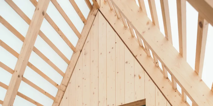 Romantika ako trám: útulňa so saunou na brehu Jizery