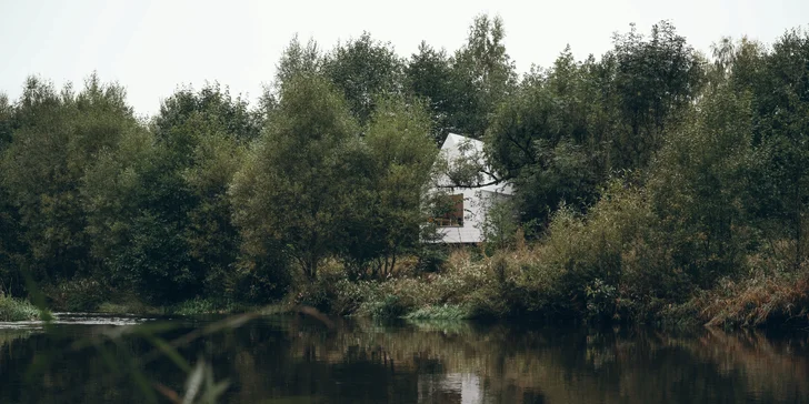 Romantika ako trám: útulňa so saunou na brehu Jizery