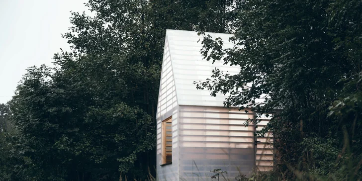 Romantika ako trám: útulňa so saunou na brehu Jizery