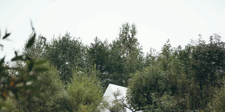 Romantika ako trám: útulňa so saunou na brehu Jizery