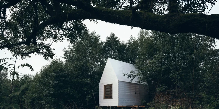 Romantika ako trám: útulňa so saunou na brehu Jizery