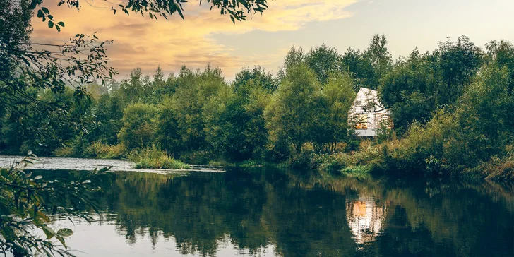 Romantika ako trám: útulňa so saunou na brehu Jizery