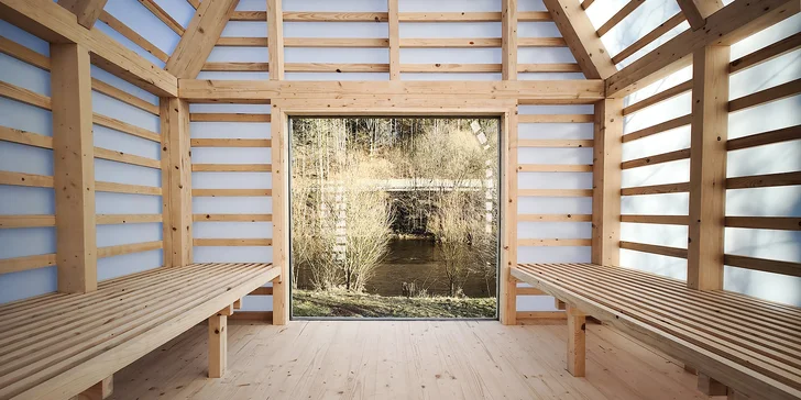 Romantika ako trám: útulňa so saunou na brehu Jizery