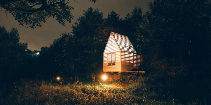 Romantika ako trám: útulňa so saunou na brehu Jizery