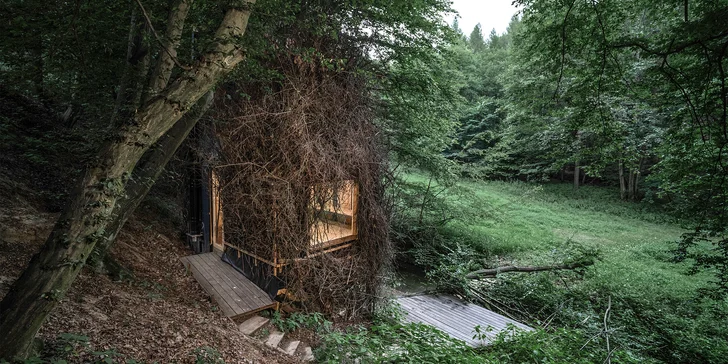 Romantický úkryt: obytná sauna Rošťák ukrytá v lese pri potoku