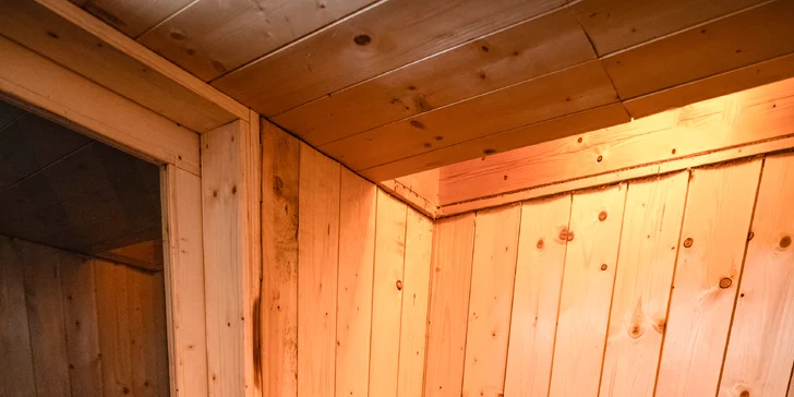 Romantický úkryt: obytná sauna Rošťák ukrytá v lese pri potoku