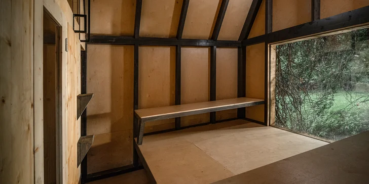 Romantický úkryt: obytná sauna Rošťák ukrytá v lese pri potoku