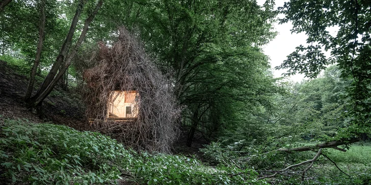 Romantický úkryt: obytná sauna Rošťák ukrytá v lese pri potoku