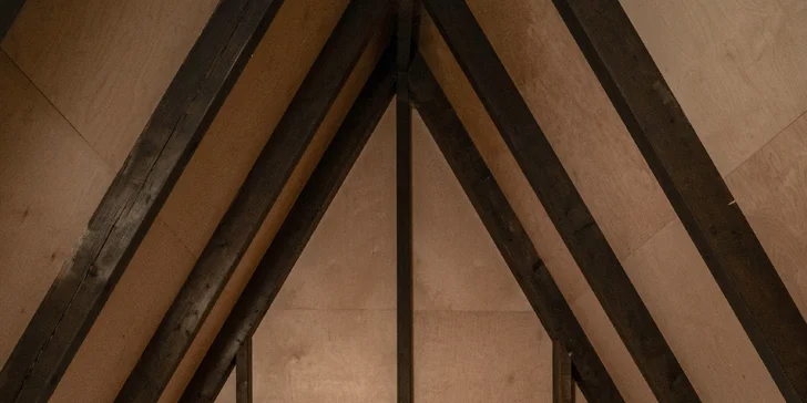 Romantický úkryt: obytná sauna Rošťák ukrytá v lese pri potoku