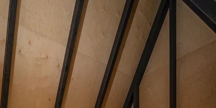 Romantický úkryt: obytná sauna Rošťák ukrytá v lese pri potoku