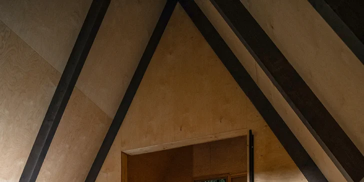 Romantický úkryt: obytná sauna Rošťák ukrytá v lese pri potoku