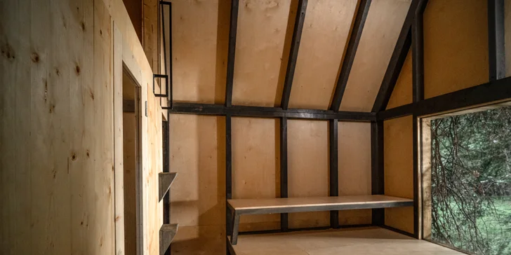 Romantický úkryt: obytná sauna Rošťák ukrytá v lese pri potoku