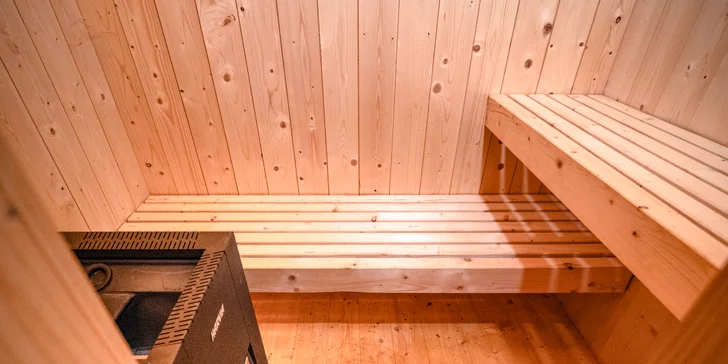 Romantický úkryt: obytná sauna Rošťák ukrytá v lese pri potoku