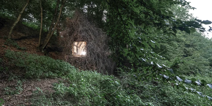 Romantický úkryt: obytná sauna Rošťák ukrytá v lese pri potoku