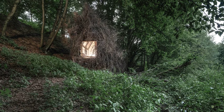 Romantický úkryt: obytná sauna Rošťák ukrytá v lese pri potoku