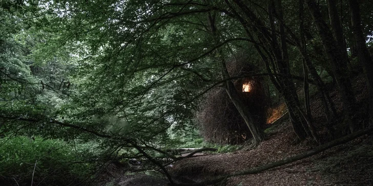 Romantický úkryt: obytná sauna Rošťák ukrytá v lese pri potoku