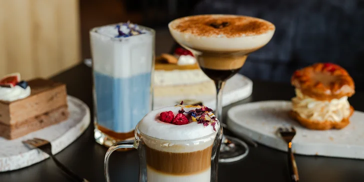 Zahrejte sa a zamaškrťte si vo dvojici: horúca čokoláda alebo káva s koláčom a ovocná limonáda k tomu
