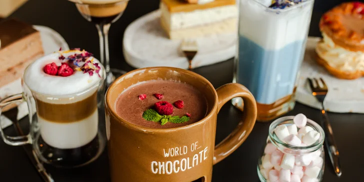 Zahrejte sa a zamaškrťte si vo dvojici: horúca čokoláda alebo káva s koláčom a ovocná limonáda k tomu