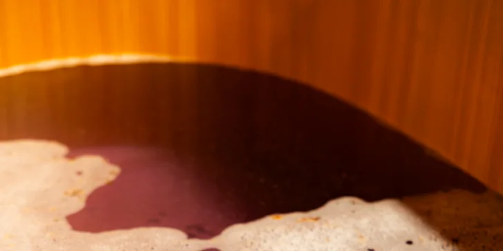 Relax vo vínnom kúpeli s občerstvením a pohárom vína pre 1 až 4 osoby