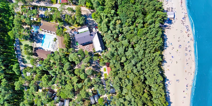 Baltský rezort pri pláži v Pobierowo: polpenzia, neobmedzený wellness aj zábava pre deti