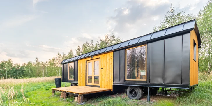 Za prírodou, pokojom a výhľadom na hviezdy: netradičný pobyt v maringotke na okraji Bŕd