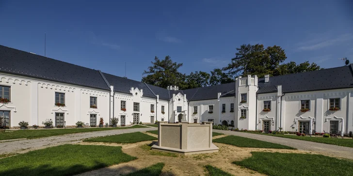 Romantický pobyt na zámku pri Havlíčkovom Brode: víno, raňajky aj degustačné menu