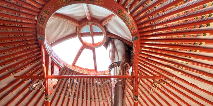 Netradičný relax v prírode pri Adršpachu: vybavená jurta so saunou pre pár aj rodinu