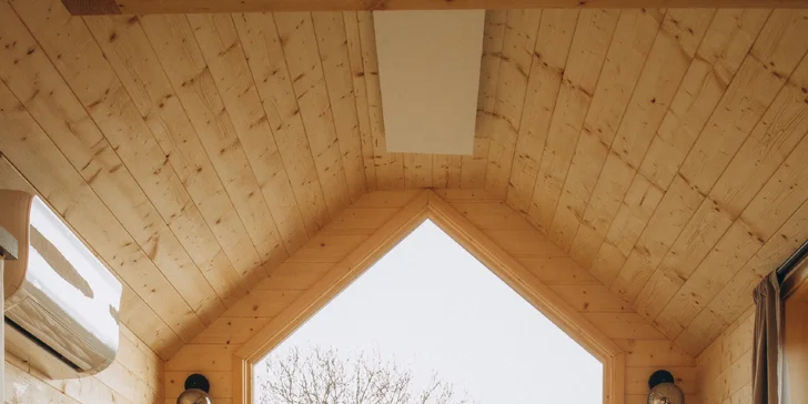 Romantický pobyt vo vybavenom tiny house na východe Čiech s kúpacou kaďou